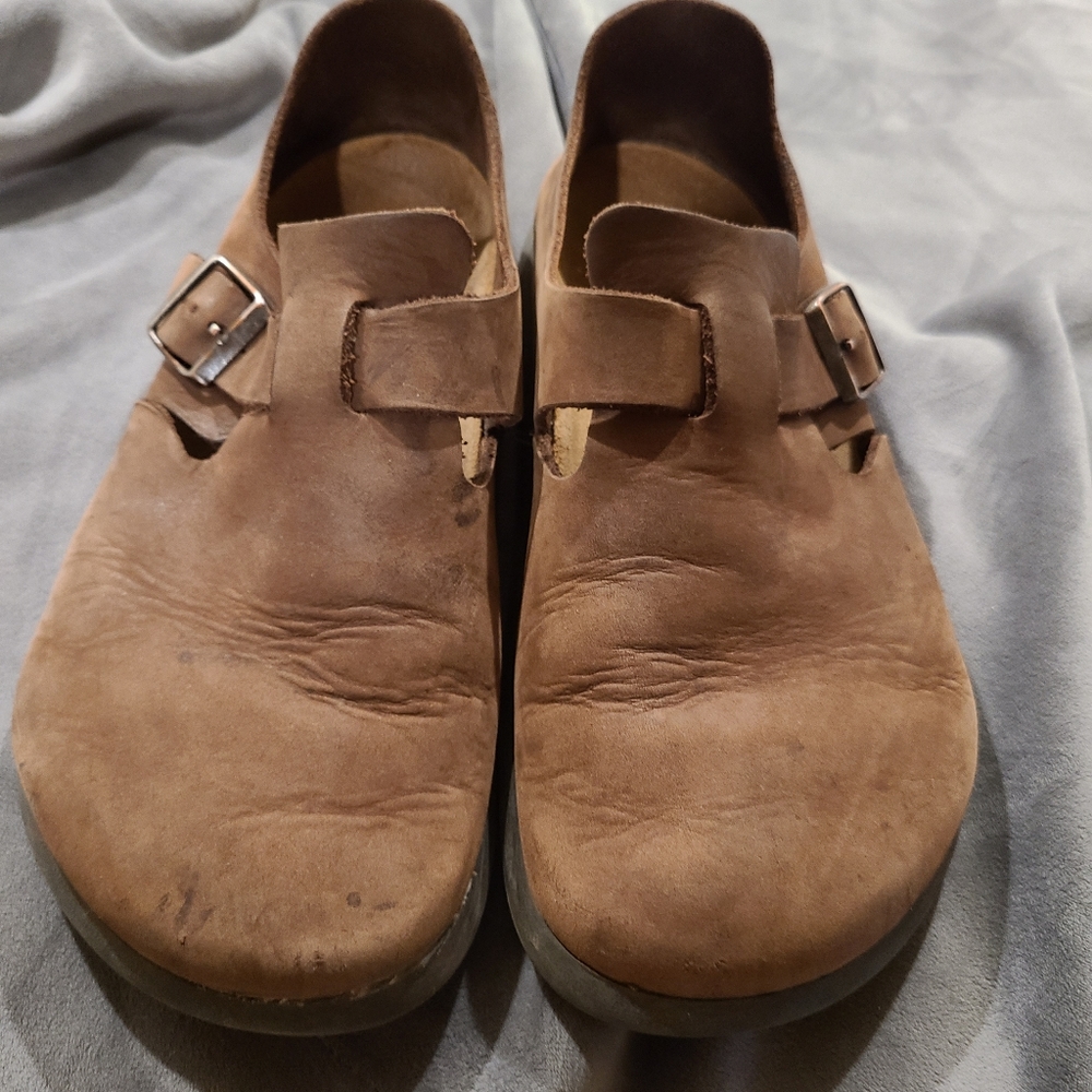 CUTE 😍 Brown London Birkenstock Shoes